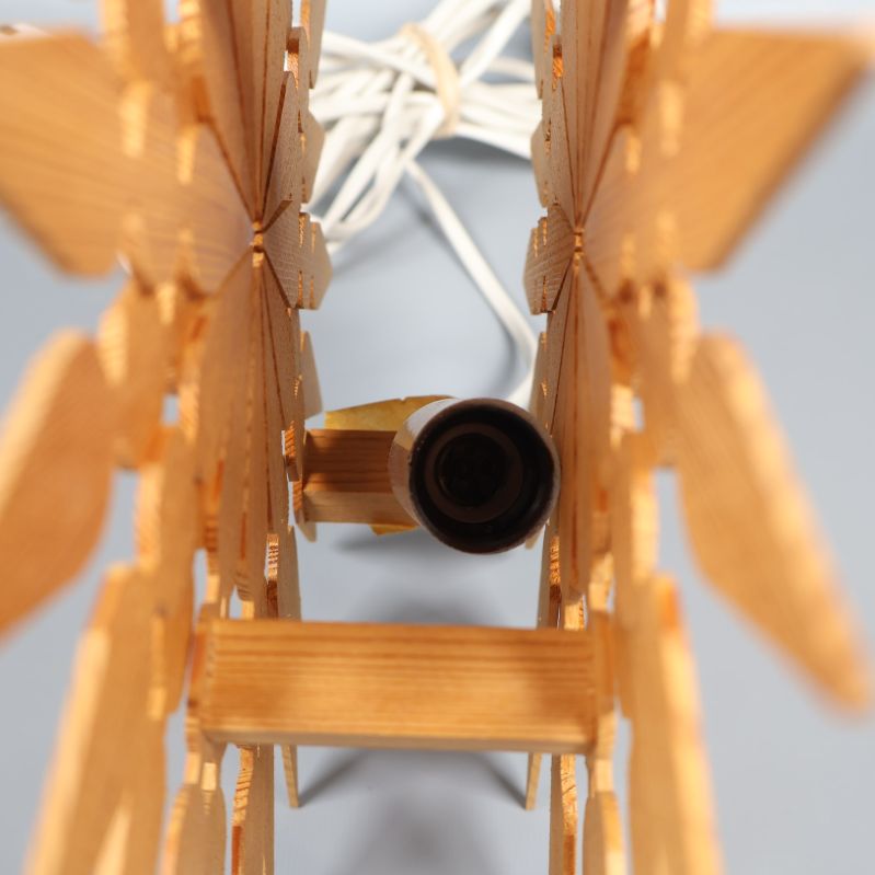 Insidan av julstjärnan visar lampsockel och elkabel