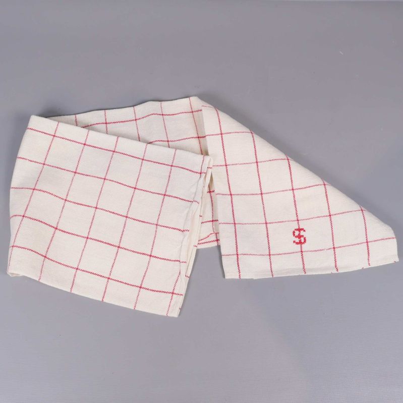 Uppvikt handduk med tydligt rutmönster och monogram