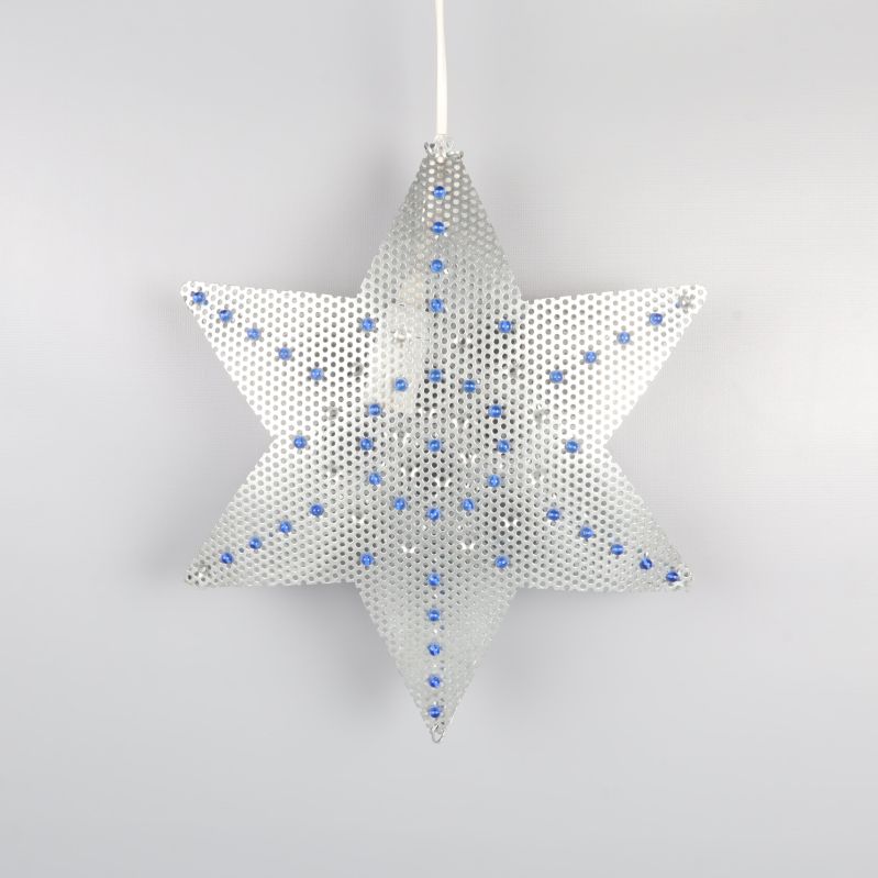 Stjärnformad plåtlampa med blå glaspärlor framifrån