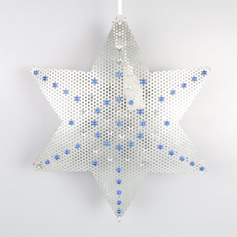 Stjärnformad lampa i perforerad plåt och blå detaljer