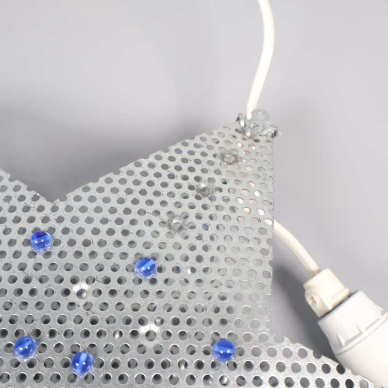 Närbild på några av pärlorna som saknas