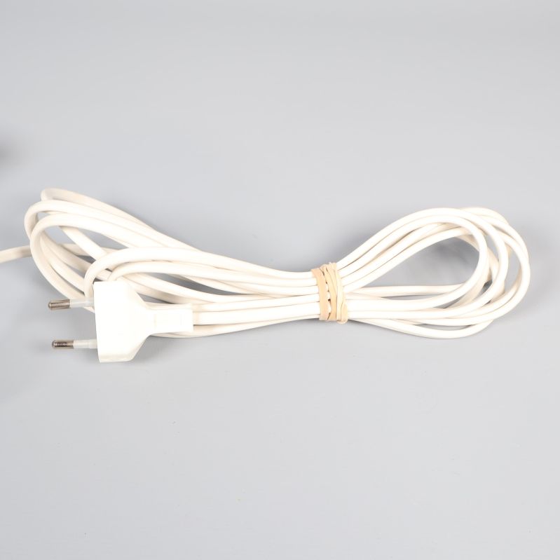 Vit elsladd med kontakt hoprullad