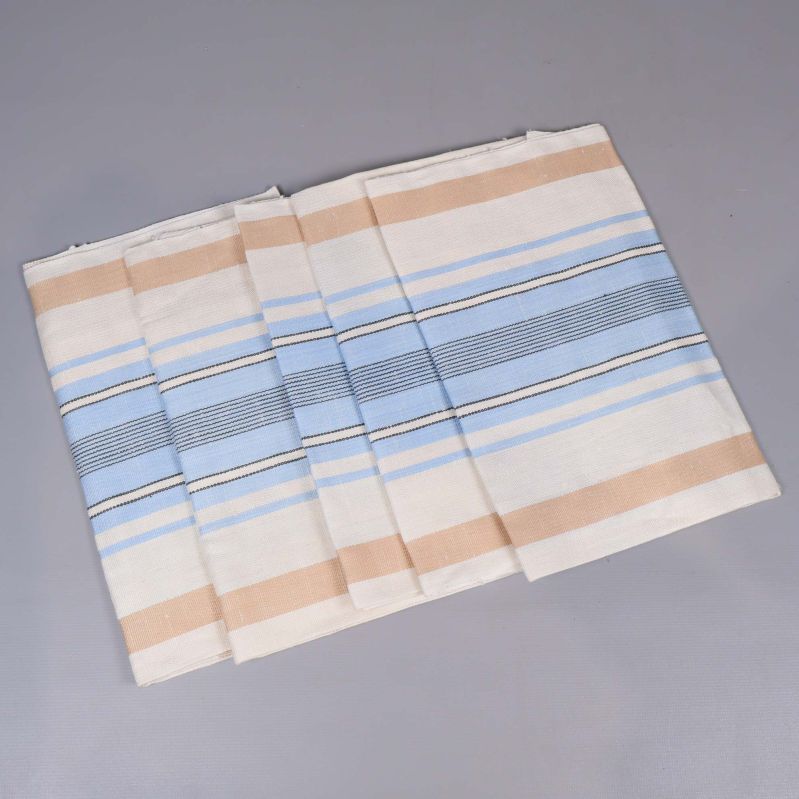 Fyra vikta randiga handdukar på grå bakgrund