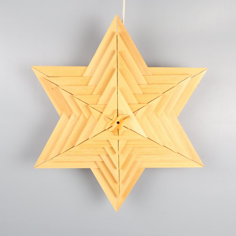 Framsida av trämönstrad julstjärna med sladd