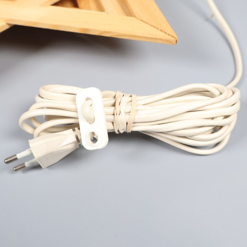 Vit elkabel med strömbrytare och kontakt