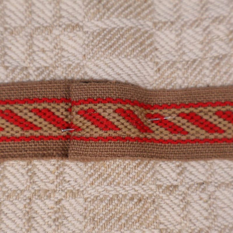 Närbild på handdukens bård och vävstruktur