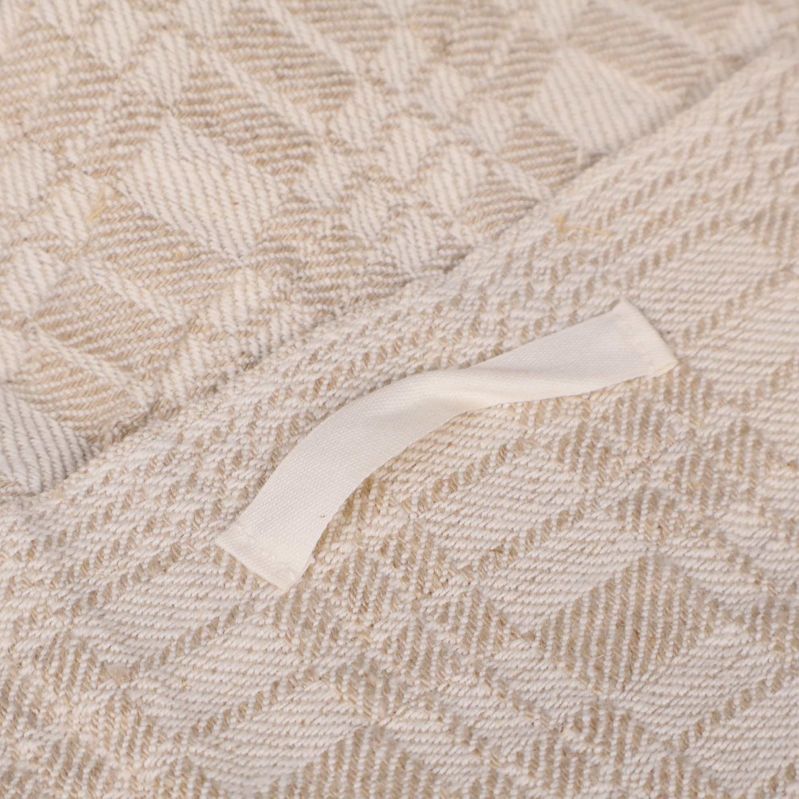 Handdukens upphängningsögla visas närbild