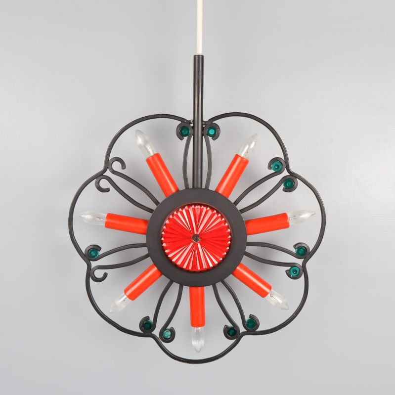 Julstjärna i retrostil med åtta röda ljushållare och svarta metallstänger