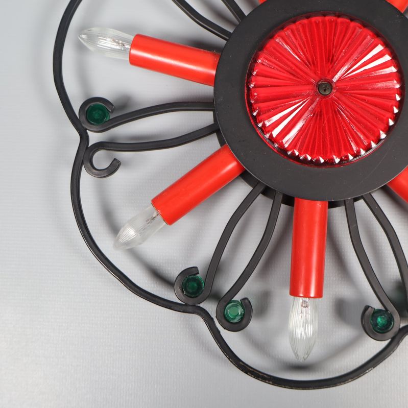 Detaljerad närbild på röda och gröna element i julstjärnan