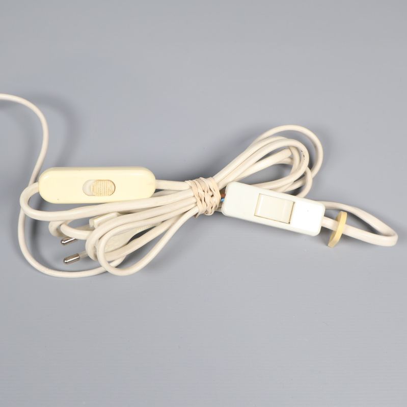 Sammanrullad vit elsladd med strömbrytare till julstjärna