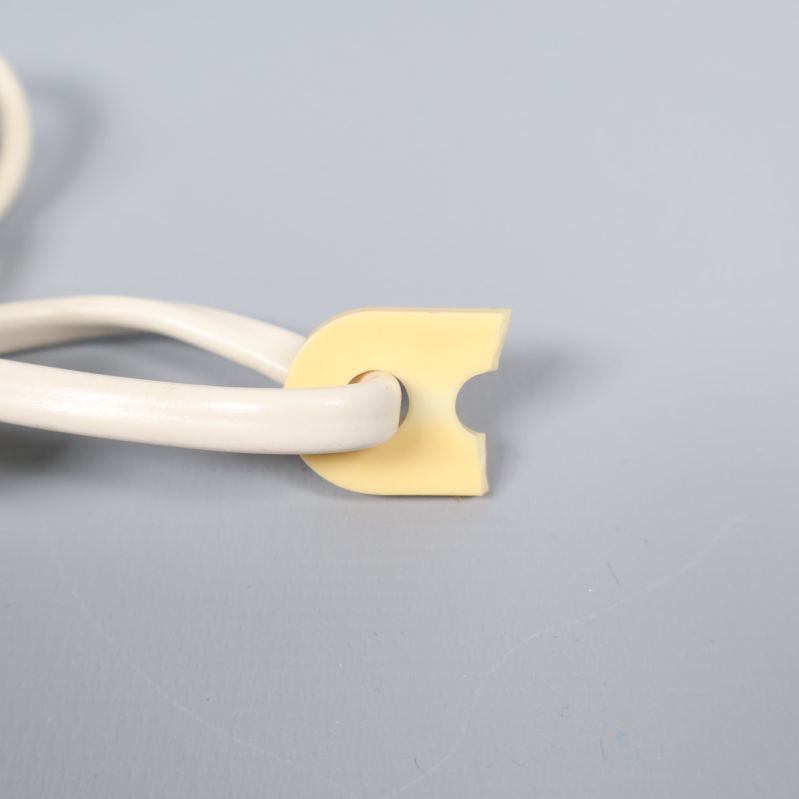 Närbild av trasig kabelklämma