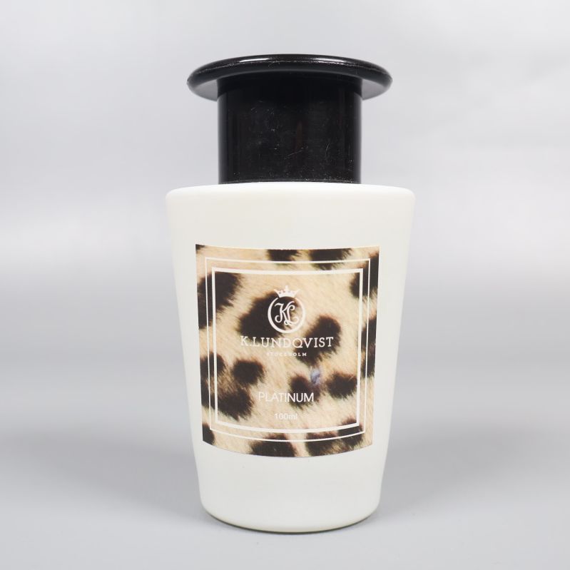 Vit diffuserflaska med leopardmönstrad etikett och svart lock