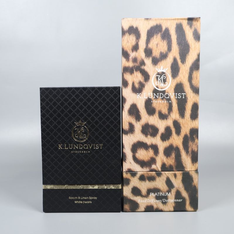 Två lyxiga presentförpackningar, en svart och en leopardmönstrad