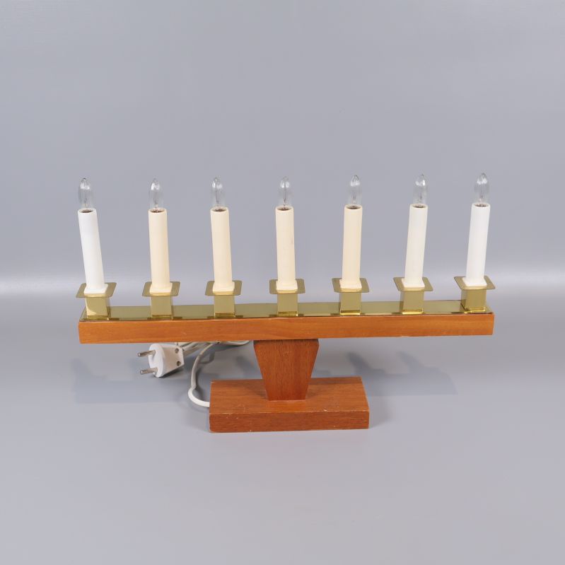 Elektrisk adventsljusstake i trä med sju vita ljus och mässingsdetaljer