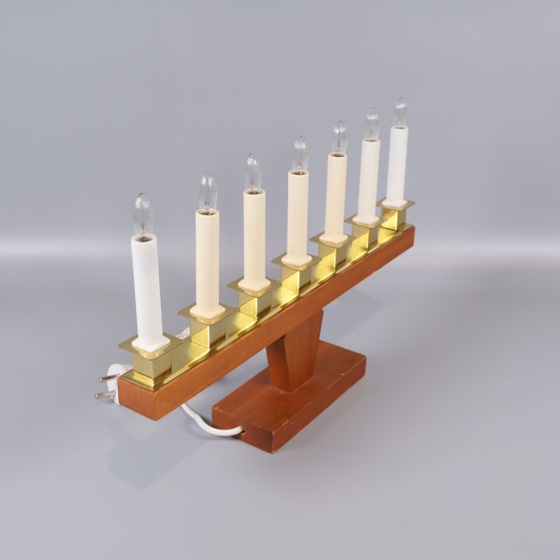 Sjuarmad ljusstake i trä och mässing i vinkel