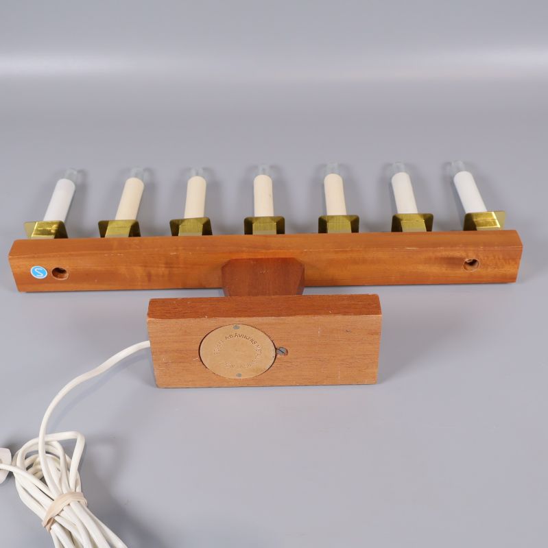 Baksidan av adventsljusstake, visar märkning under foten