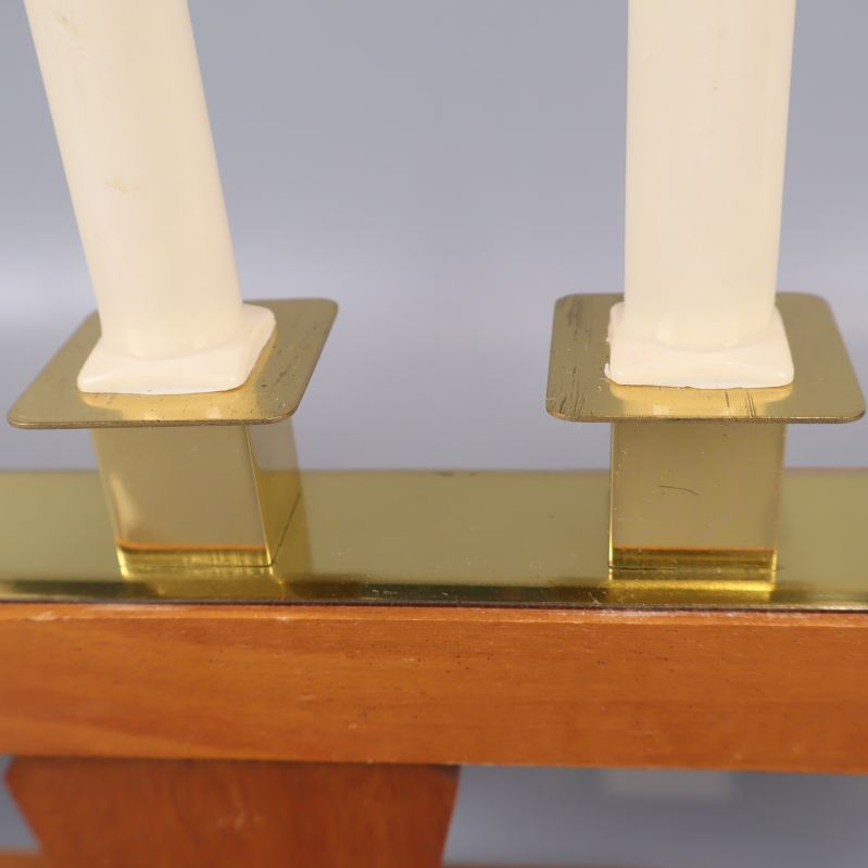 Närbild på mässingsdetaljer med mindre repor