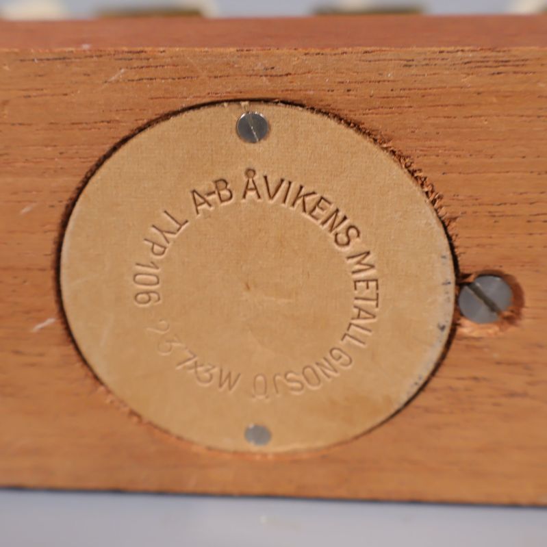 Signaturstämpel från Åvikens metall under ljusstakens fot