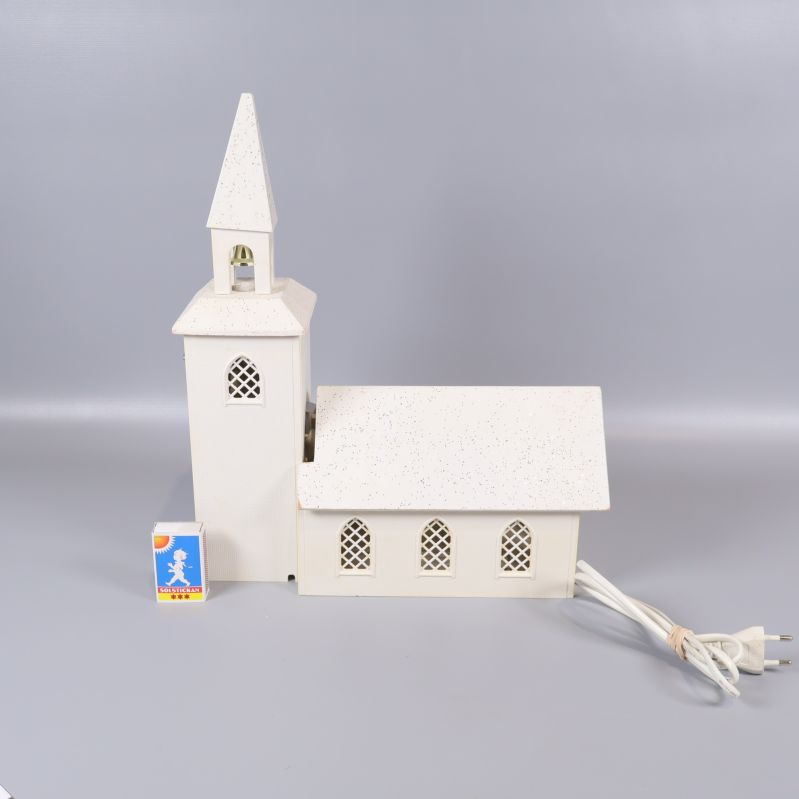 Vit kyrklampa med lång sladd, tändsticksask som storleksreferens