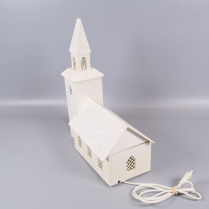 Vit kyrklampa bakifrån med synlig elkabel
