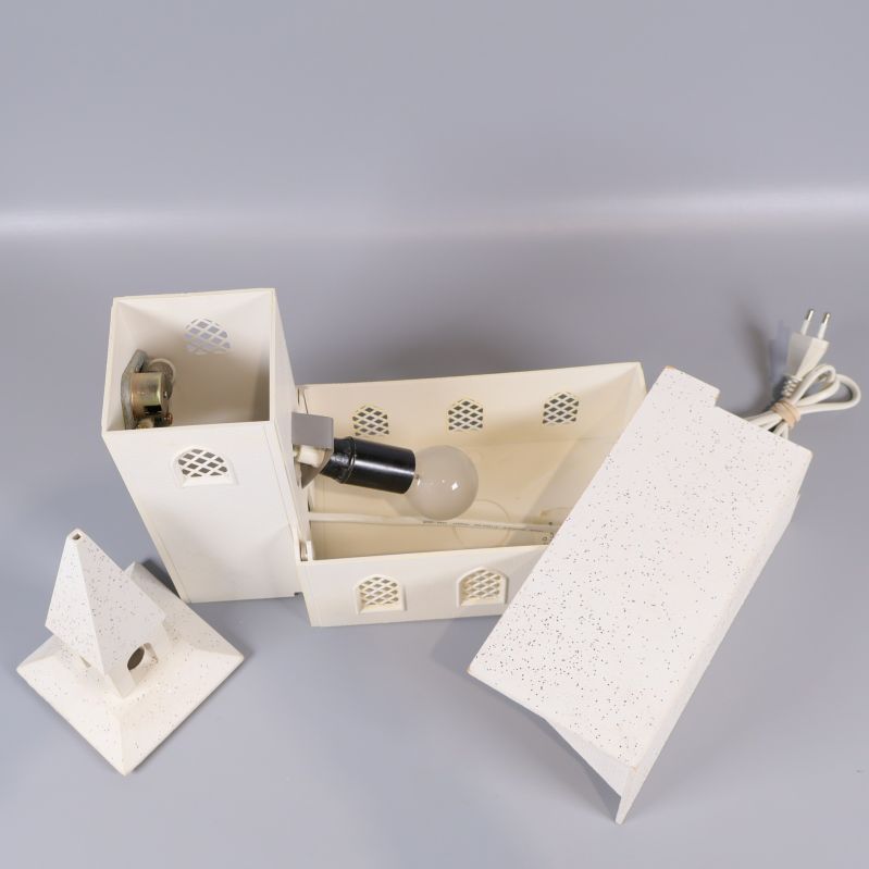 Kyrklampans delar isärtagna, glödlampa synlig inuti