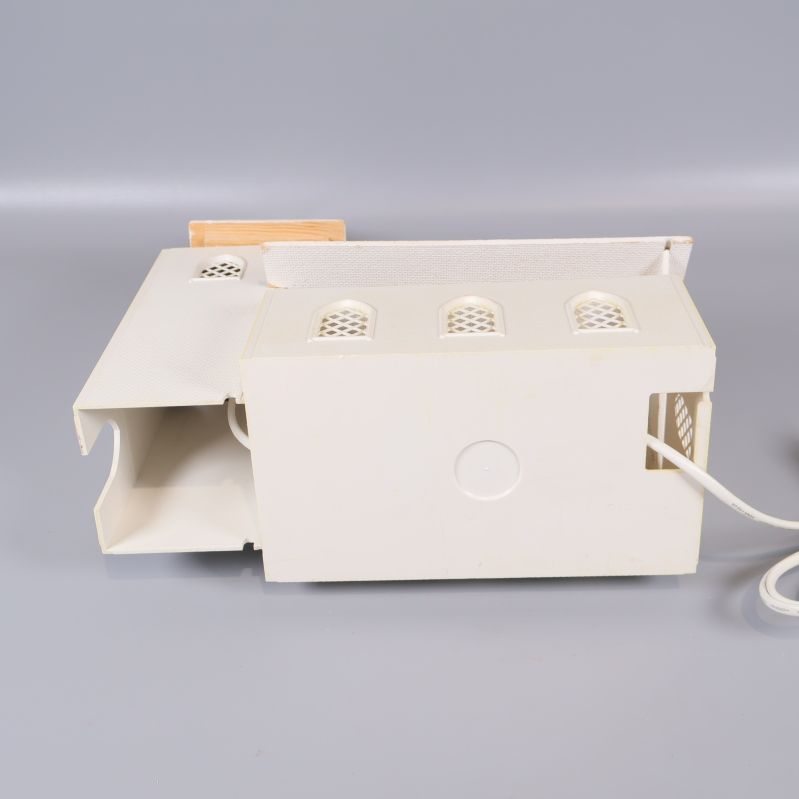 Kyrklampans undersida med ventilationshål och kabeluttag