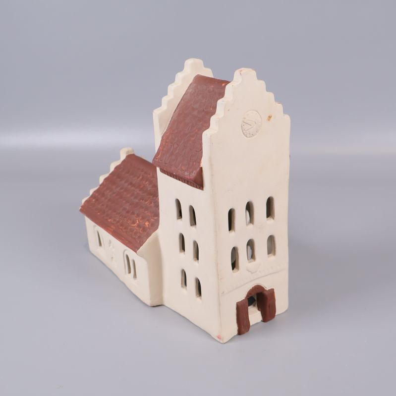 Kyrkoinspirerat keramikhus med tydliga fasaddetaljer