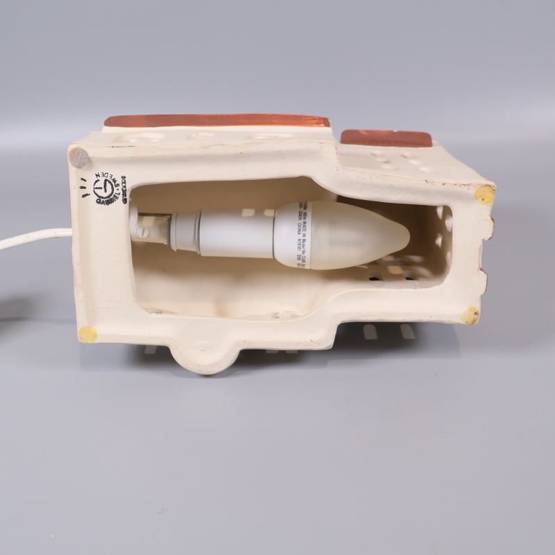 Insida av keramikhus visar glödlampa och keramik