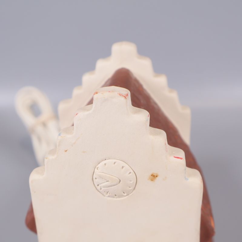 Närbild på gaveldetalj med stämpel och fläckar i keramikhuset