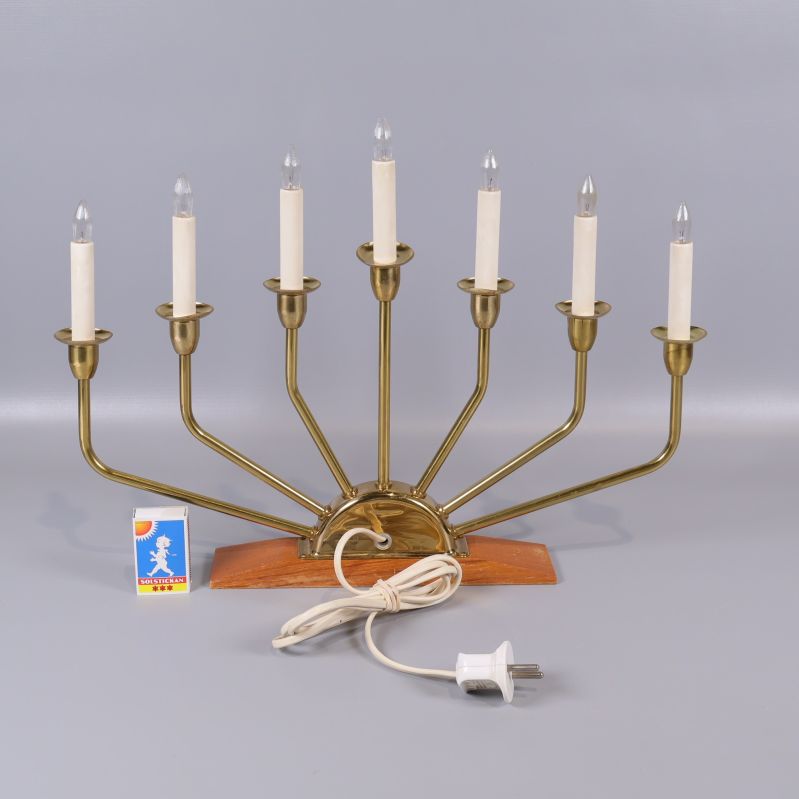 Baksida av elektrisk ljusstake med tändstickask för storleksjämförelse