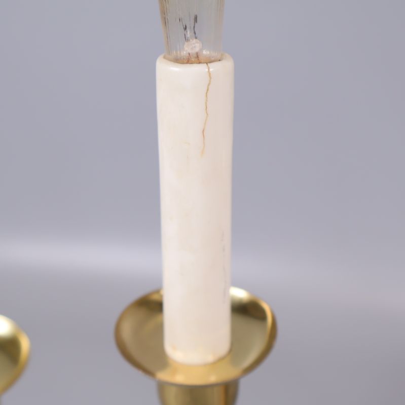 Närbild på vit ljushållare med spricka