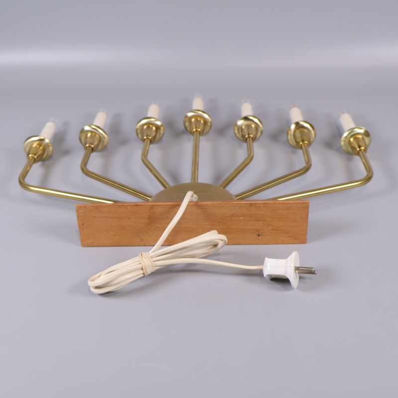 Baksida av elektrisk ljusstake med virad sladd