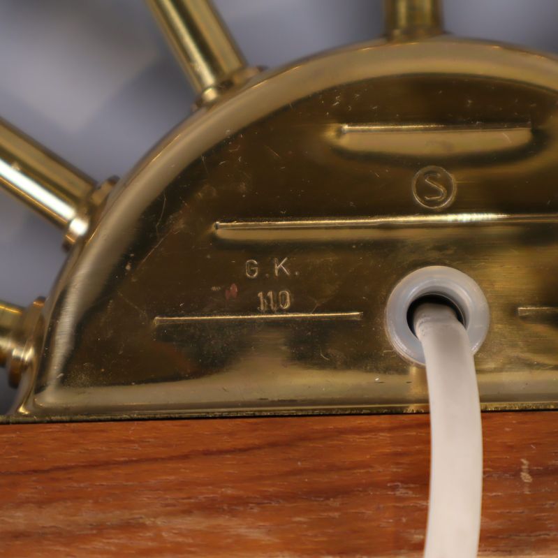 Närbild på skylt med märkning G.K. 110 på ljusstakens baksida