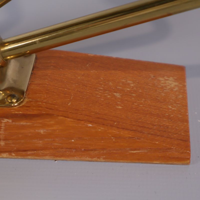 Närbild på träbasens yta med viss slitage