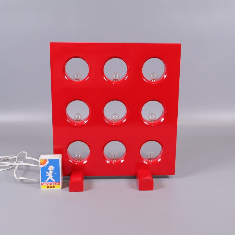 Röd elljusstake med nio lampor och tändstickor jämte