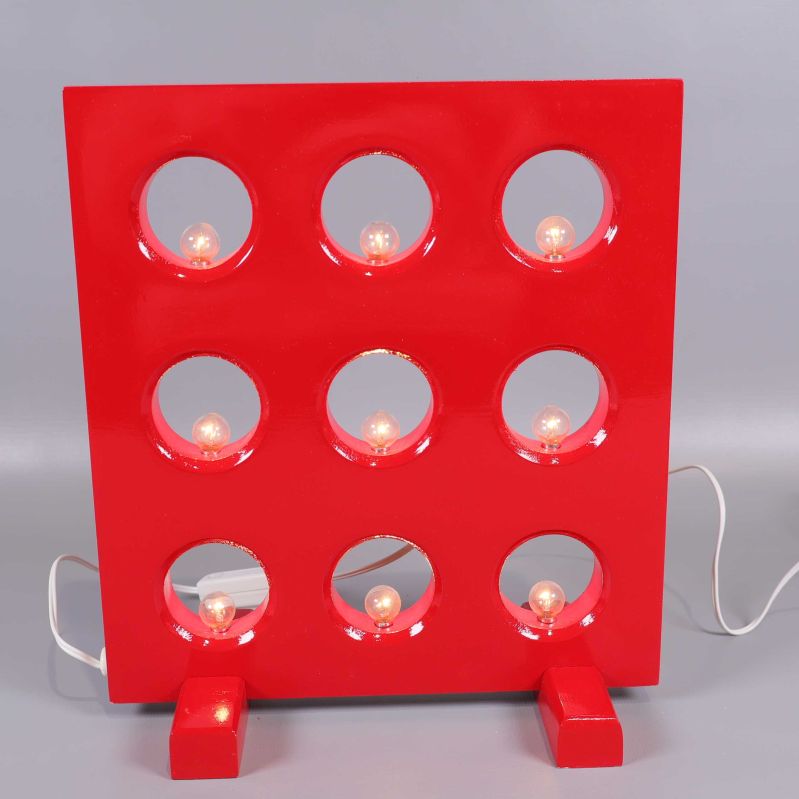 Nio lampor tända i fyrkantig röd elljusstake