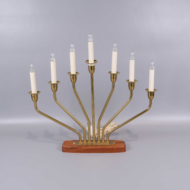 Elektrisk sjuarmad ljusstake i mässing och träfot