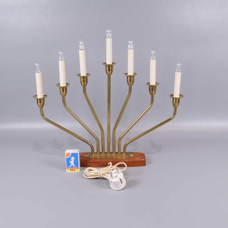 Ljusstake med sladd och tändsticksask bredvid för storleksjämförelse