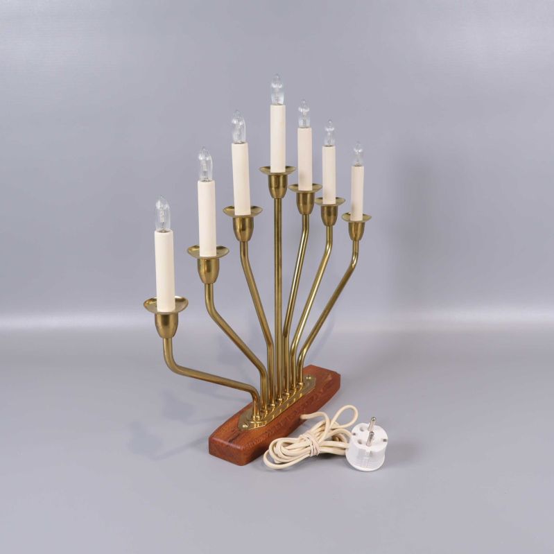 Elektrisk ljusstake sedd från sidan med sladd