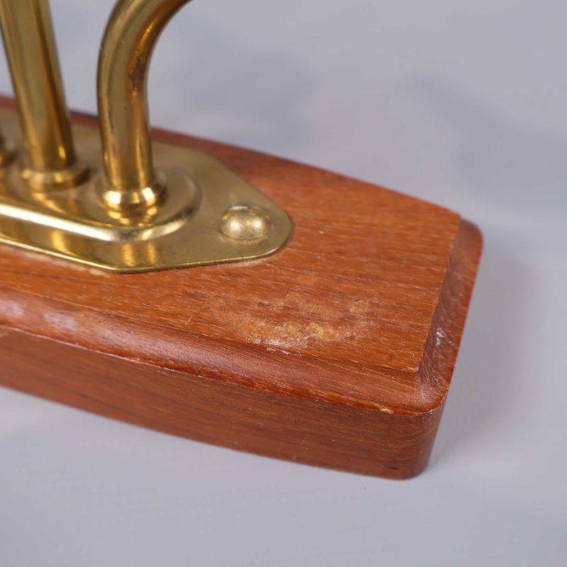 Närbild på ljusstakens träfot med lätt slitage