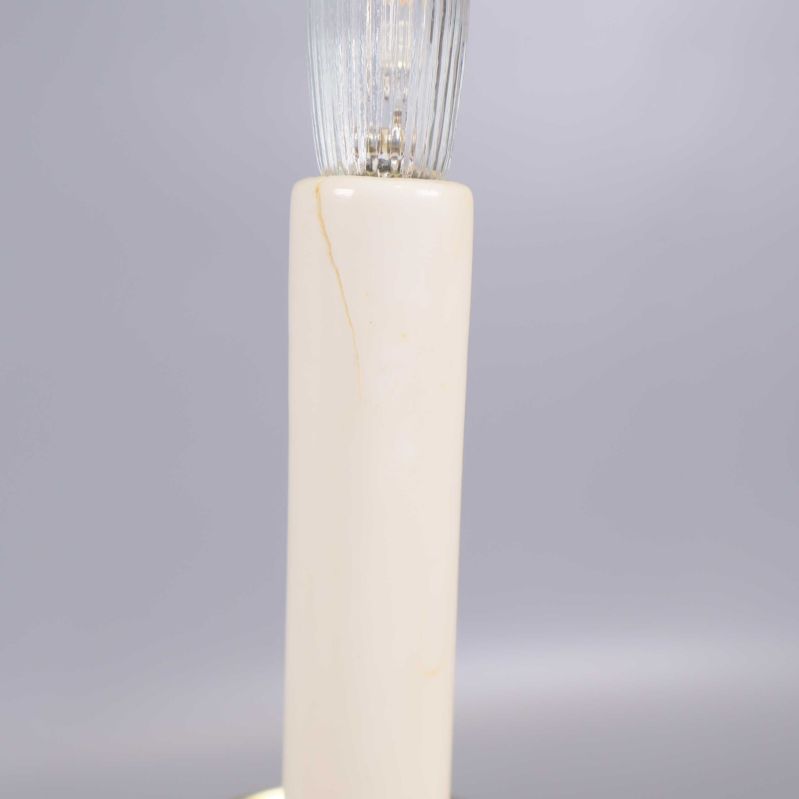 Närbild av vit ljushållare med spricka