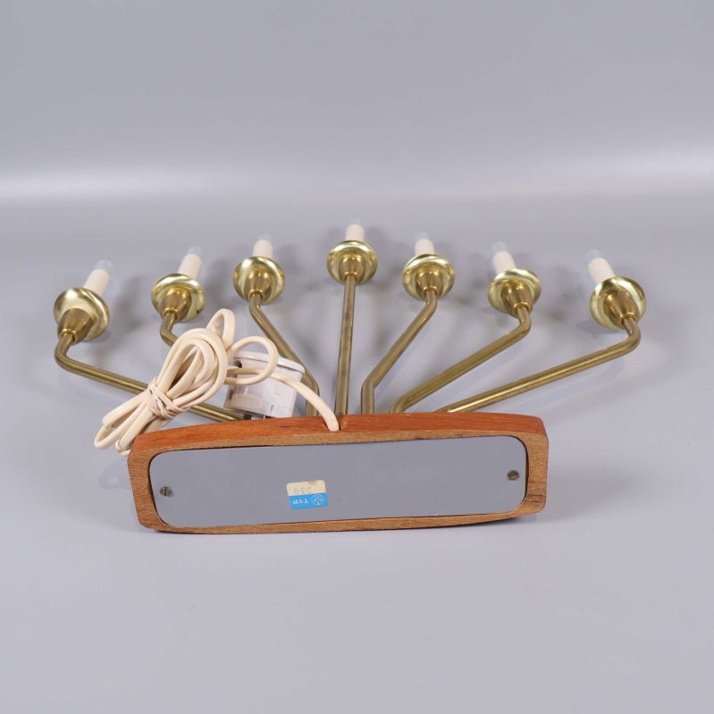 Ljusstaken undersida visar grå botten och sladd