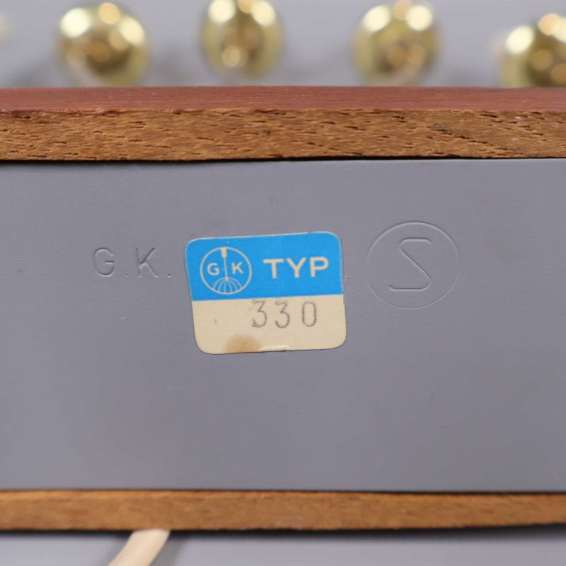 Närbild av etikett GK TYP 330 på undersidan
