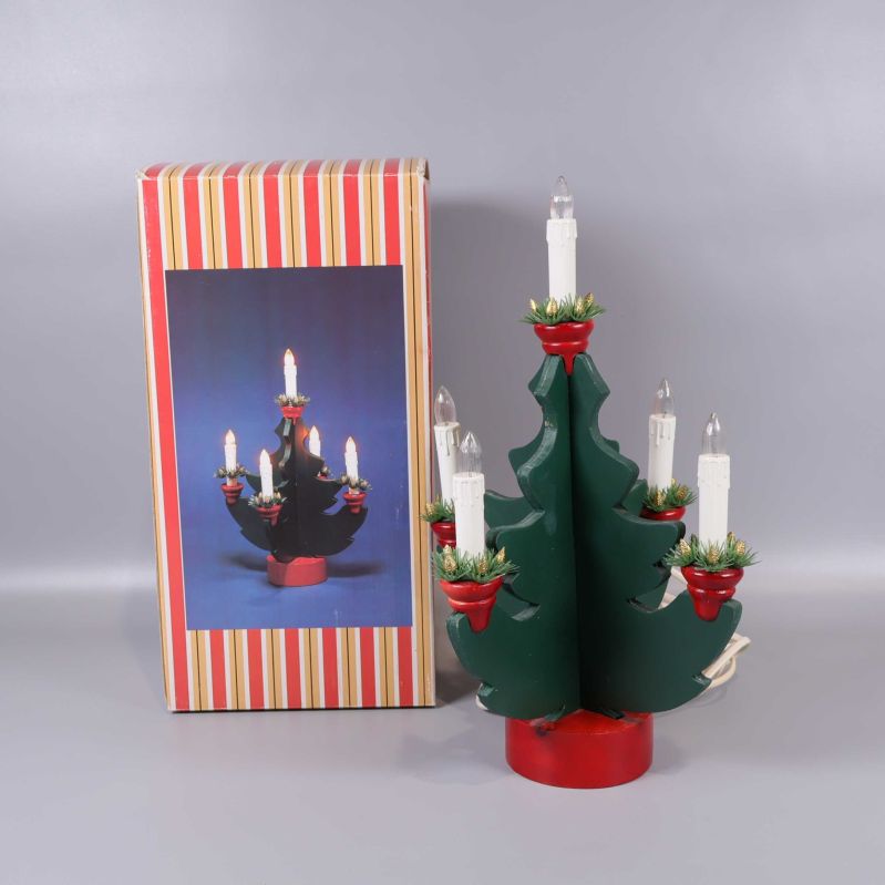 Elektrisk adventsljusstake i granform bredvid originalkartong