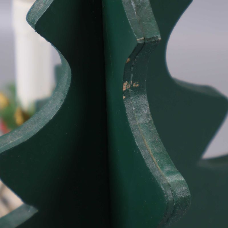 Närbild av färgavskav på adventsljusstaken