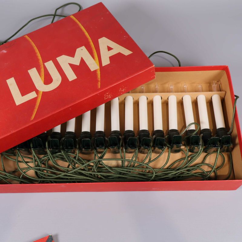 Öppnad förpackning med LUMA julgransbelysning i kartong