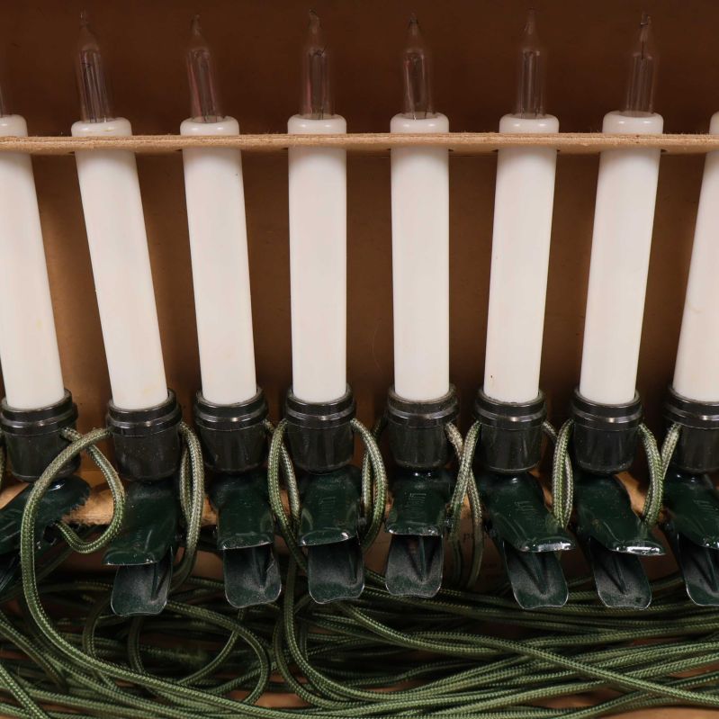 Flera vita elektriska ljus med gröna klämmor och sladdar