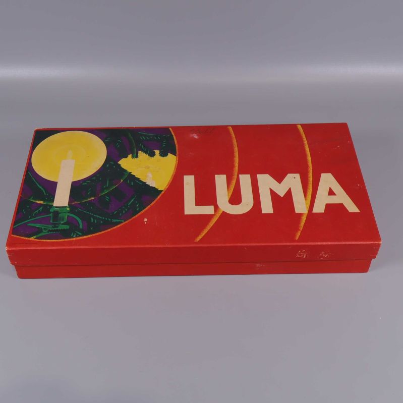 Stängd röd kartong med LUMA-tryck och illustration