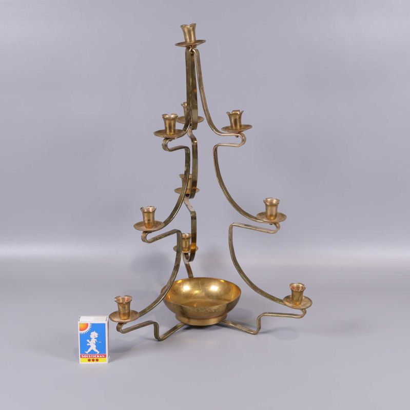 Kandelaber av mässing bredvid tändsticksask