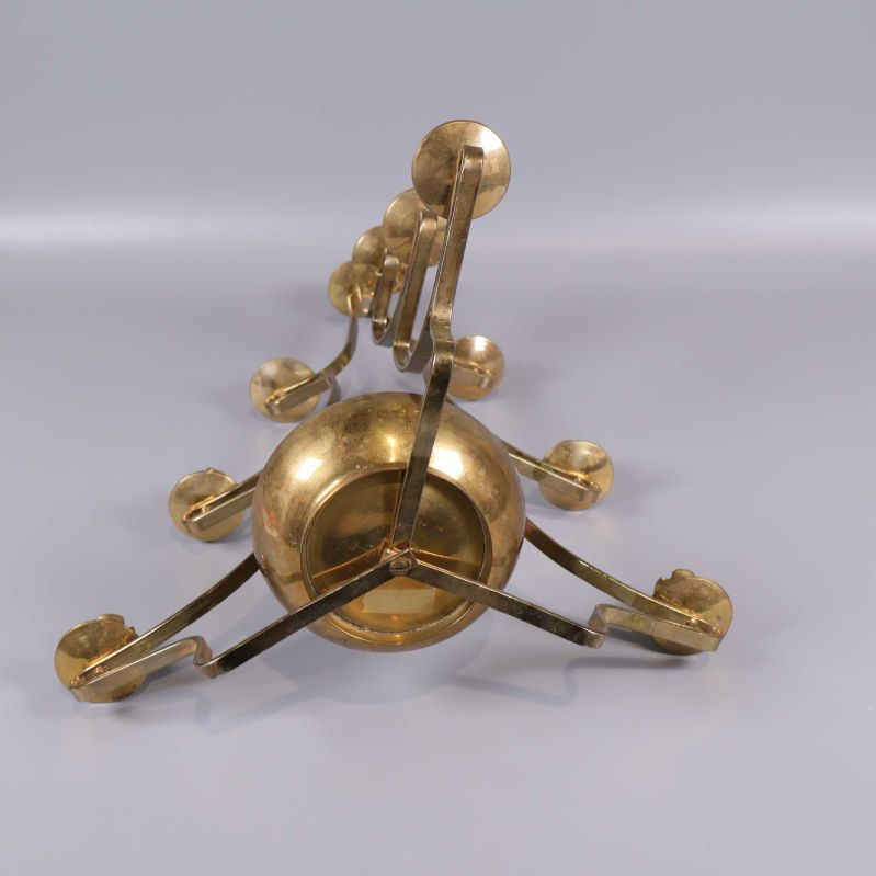 Undersida av kandelaber med tre ben i mässing